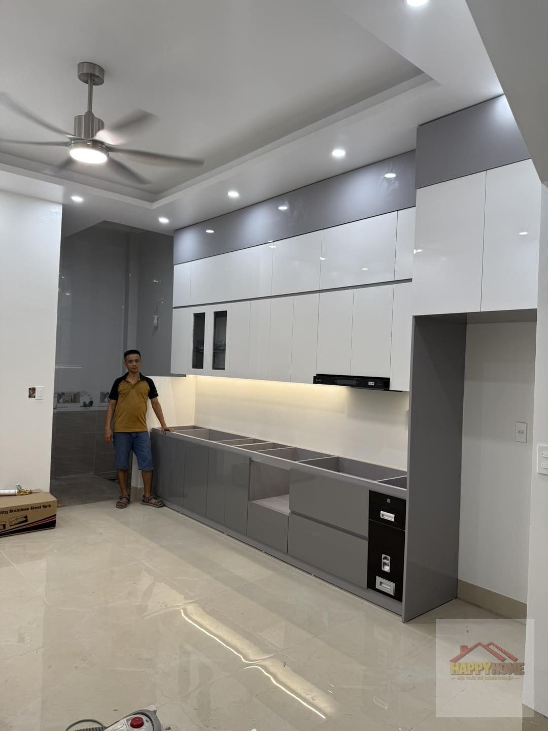 Bàn giao tủ bếp xám khách hàng hài lòng