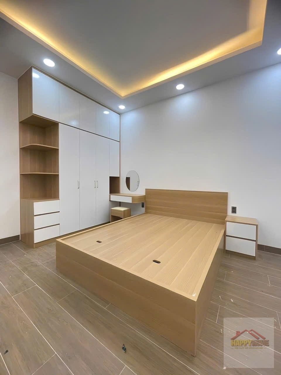 Phòng ngủ gỗ sáng tủ trắng kệ đèn LED vàng ấm