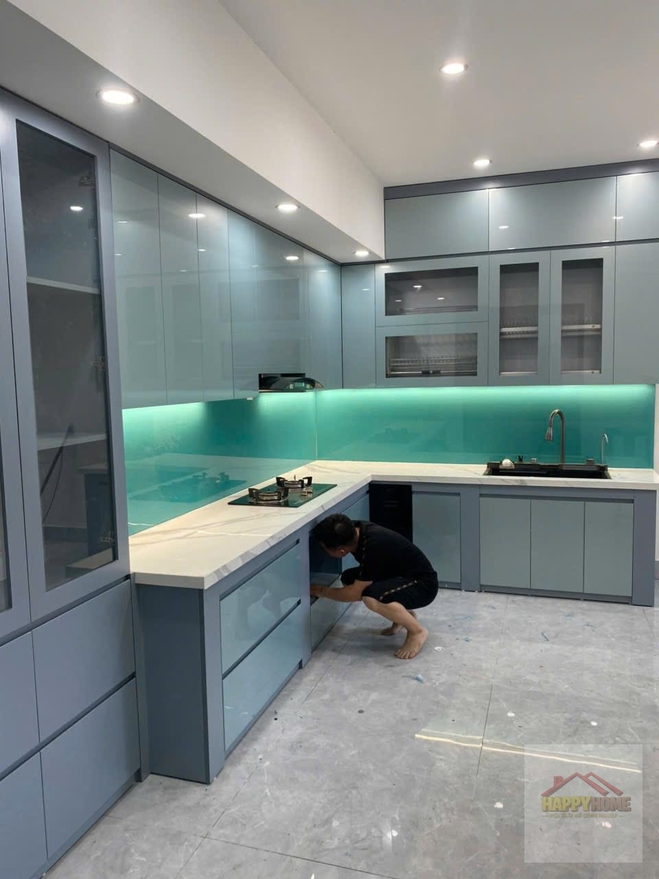 Tủ bếp Acrylic đen trắng kính xanh lá