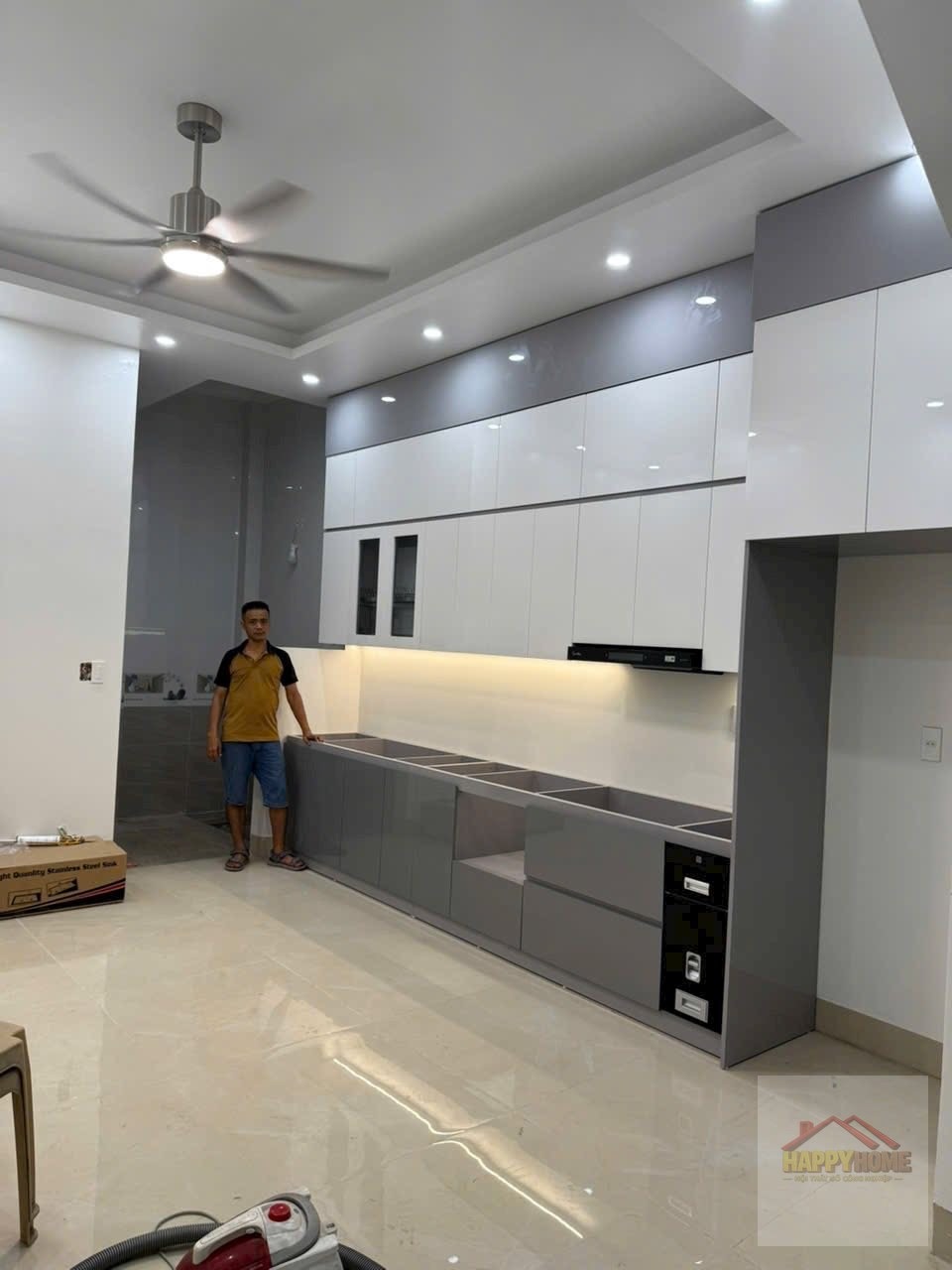 Tủ bếp Acrylic trắng nâu kính ốp marble