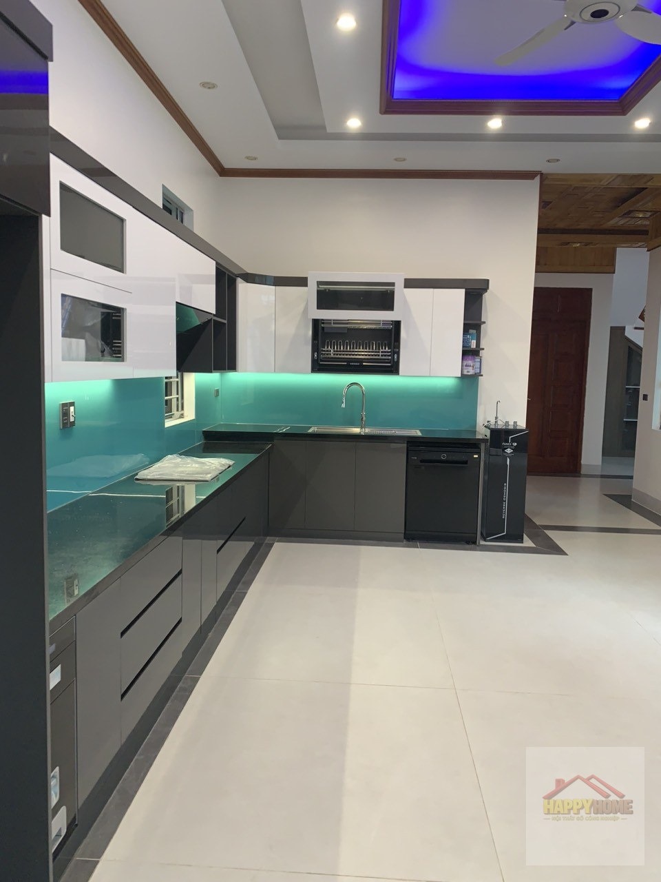 Tủ bếp Acrylic xám đen LED under cabinet
