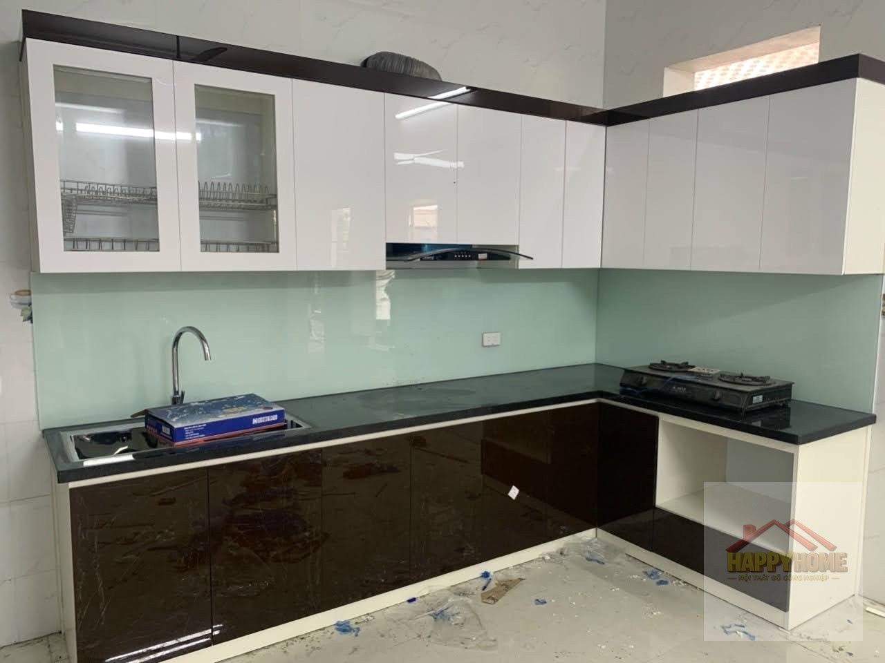 Tủ bếp Acrylic xám trắng đang thi công