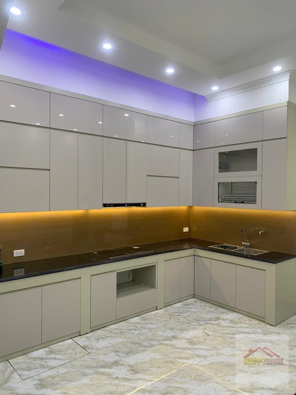 Tủ bếp Acrylic xám trắng đèn LED dưới tủ