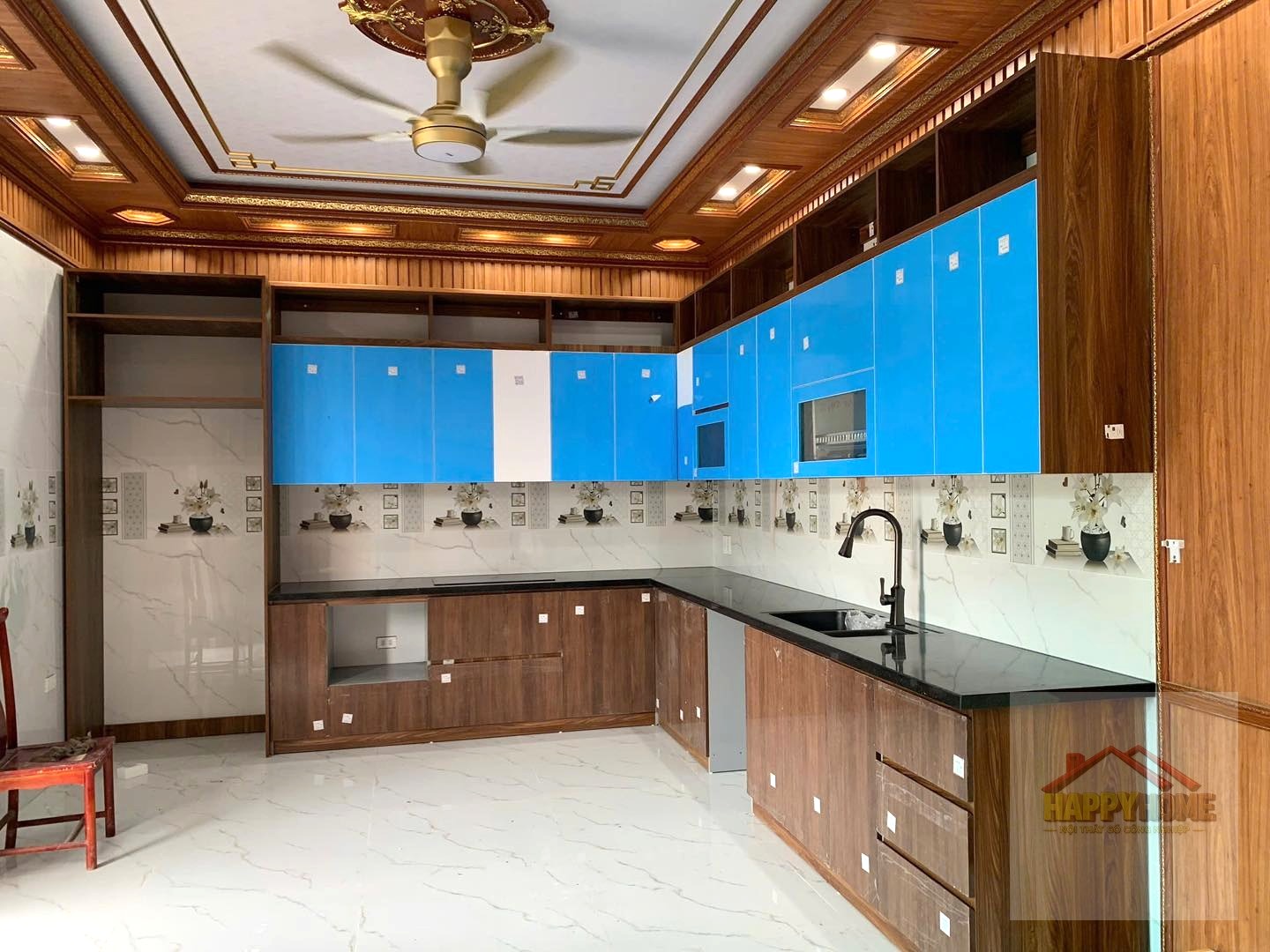 Tủ bếp Acrylic xanh dương kịch trần
