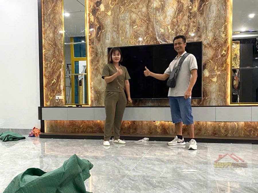 Vách tivi gỗ nâu đá marble xanh vàng sang trọng