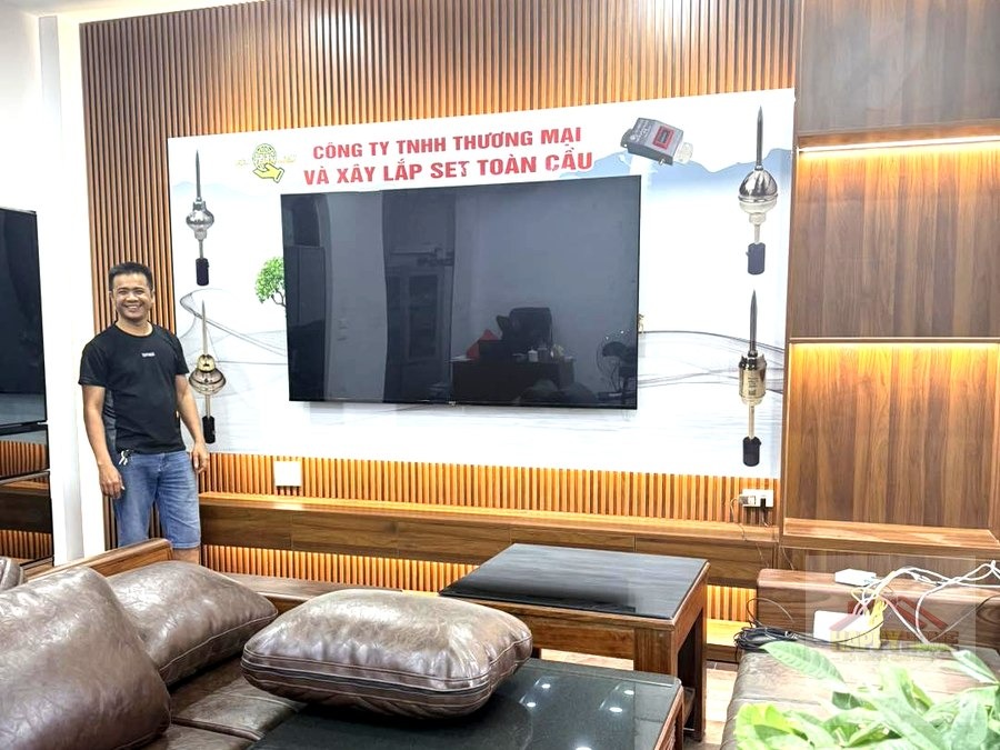 Vách tivi lam sậy nâu kệ mở LED kệ tivi